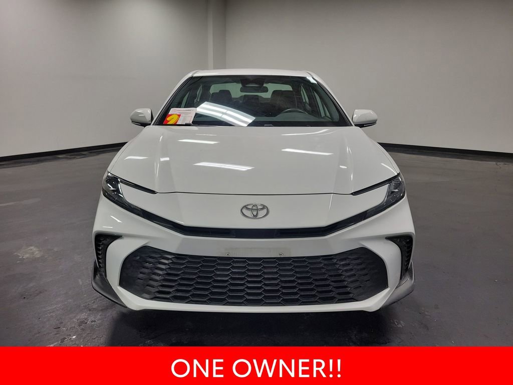 Used 2025 Toyota Camry SE image 3