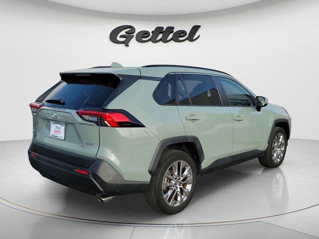Used 2021 Toyota RAV4 XLE Premium image 4