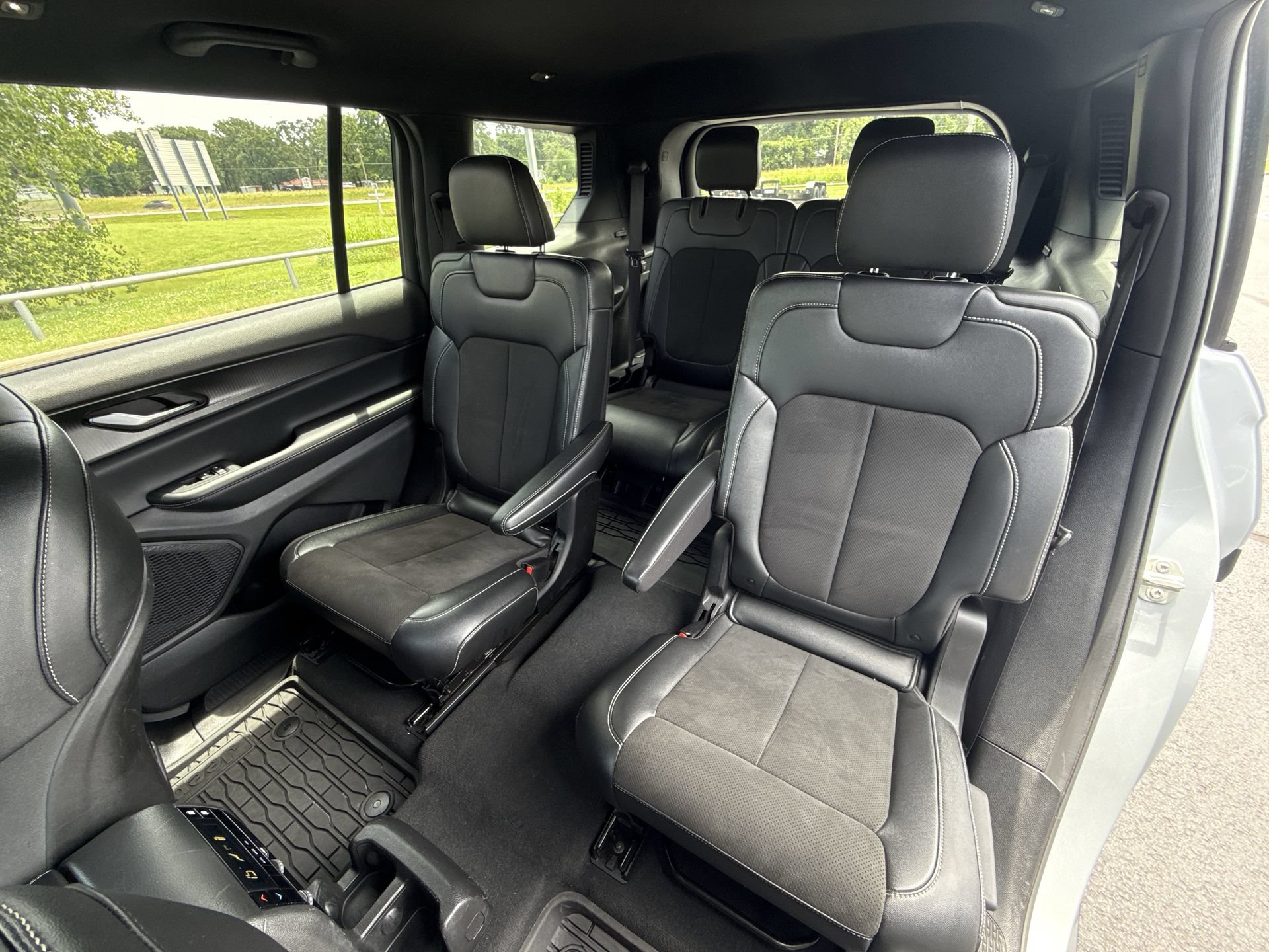 Used 2023 Jeep Grand Cherokee L Laredo AWD/4WD image 21