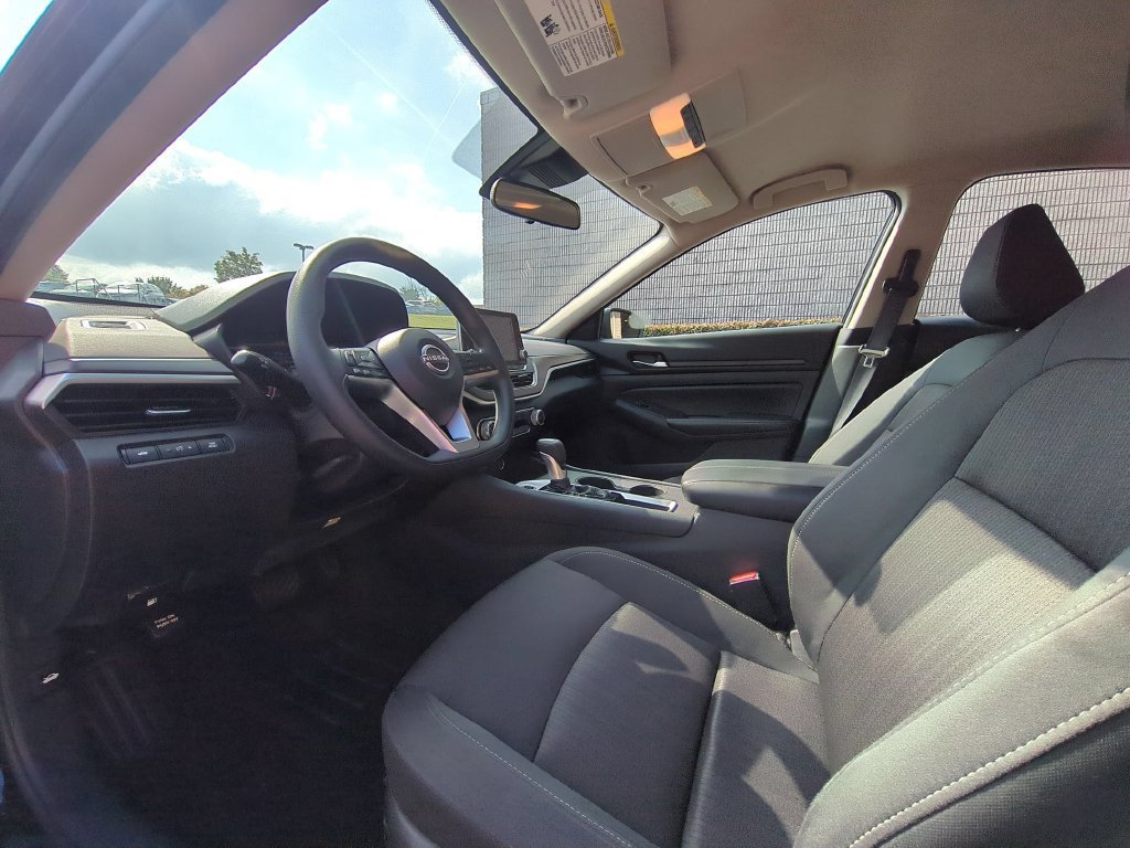 Used 2025 Nissan Altima 2.5 SV FWD image 15