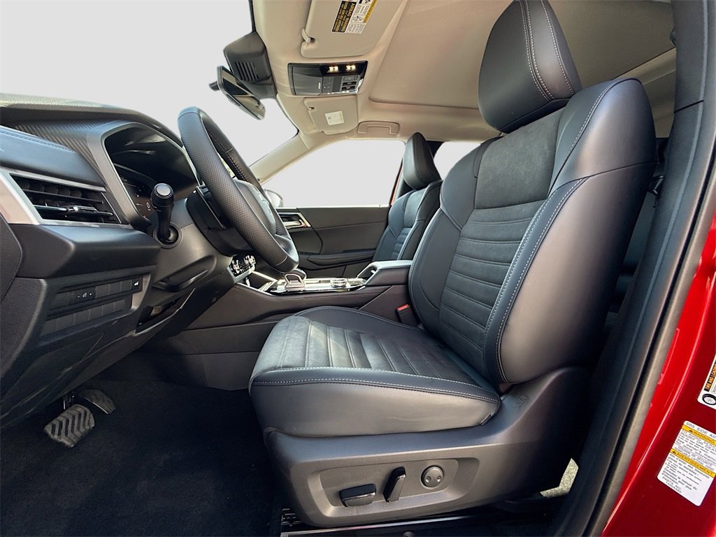 New 2025 Mitsubishi Outlander SE image 22