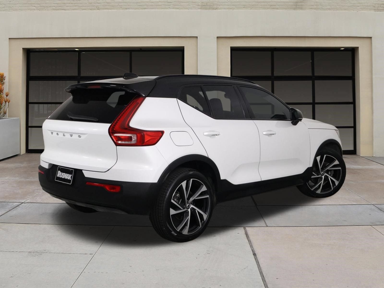 Certified 2022 Volvo XC40 T5 R-Design w/ Advanced Package AWD/4WD image 4