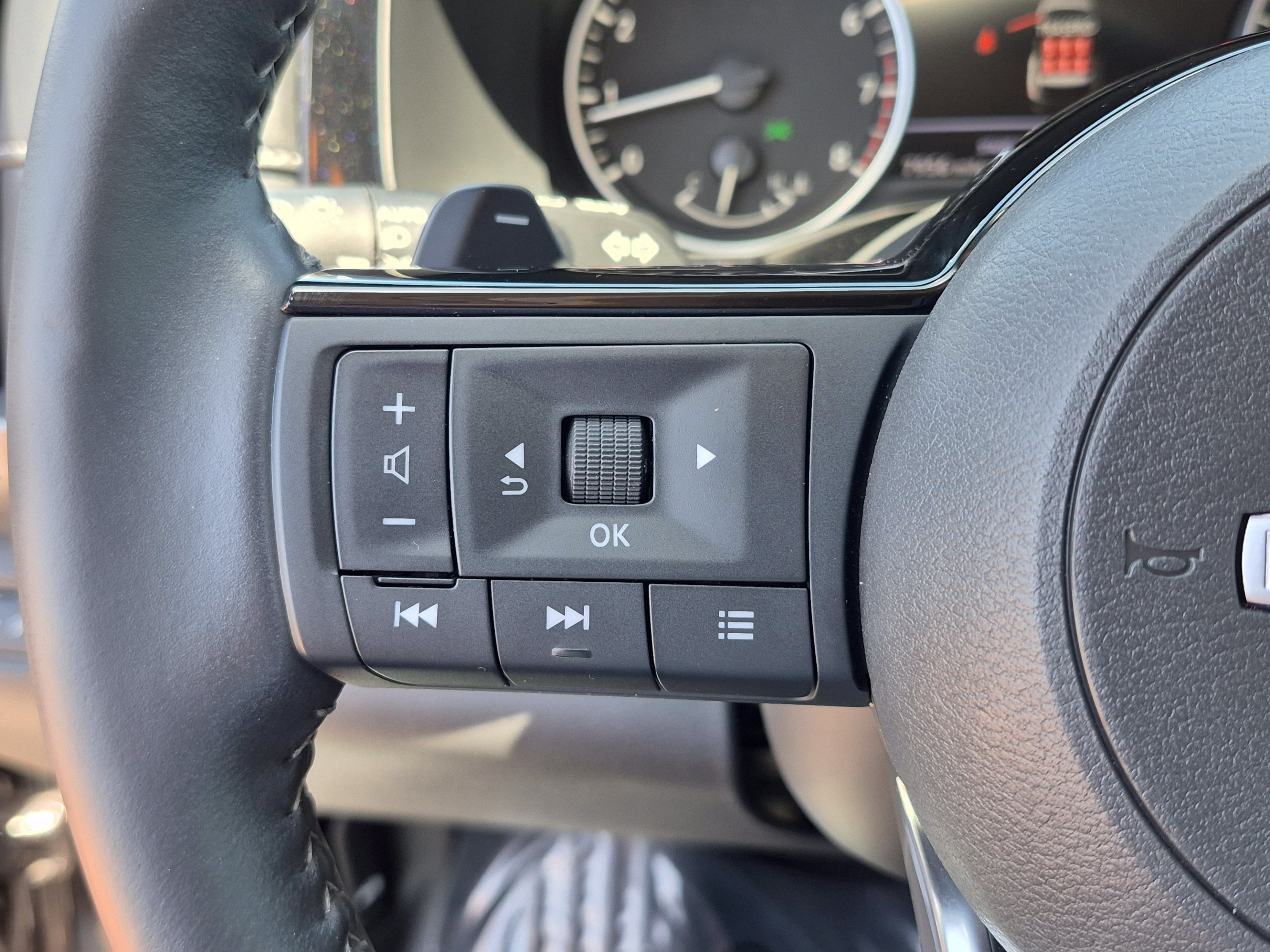 Certified 2025 Nissan Pathfinder SL FWD image 33