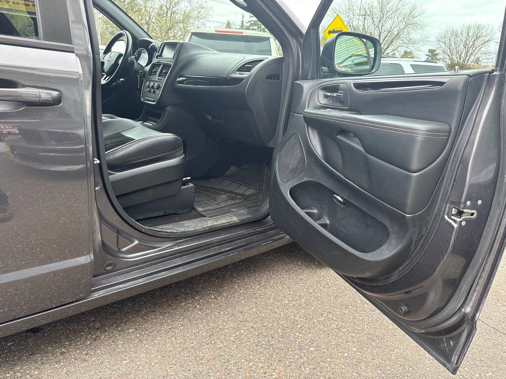 Used 2018 Dodge Grand Caravan SXT w/ Blacktop Package FWD image 19
