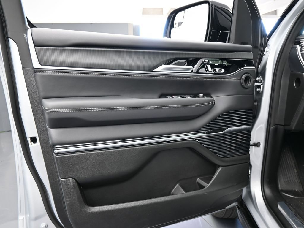 New 2026 Jeep Grand Wagoneer Summit AWD/4WD image 17
