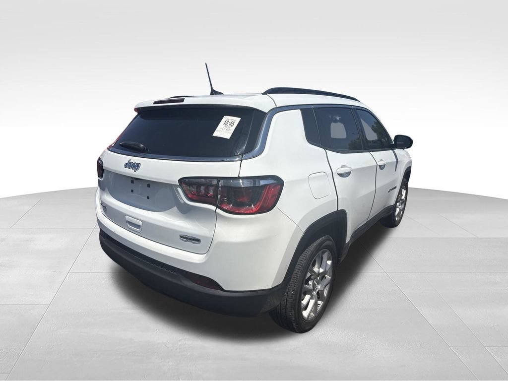 Used 2023 Jeep Compass Latitude w/ Sun and Sound Group AWD/4WD image 4