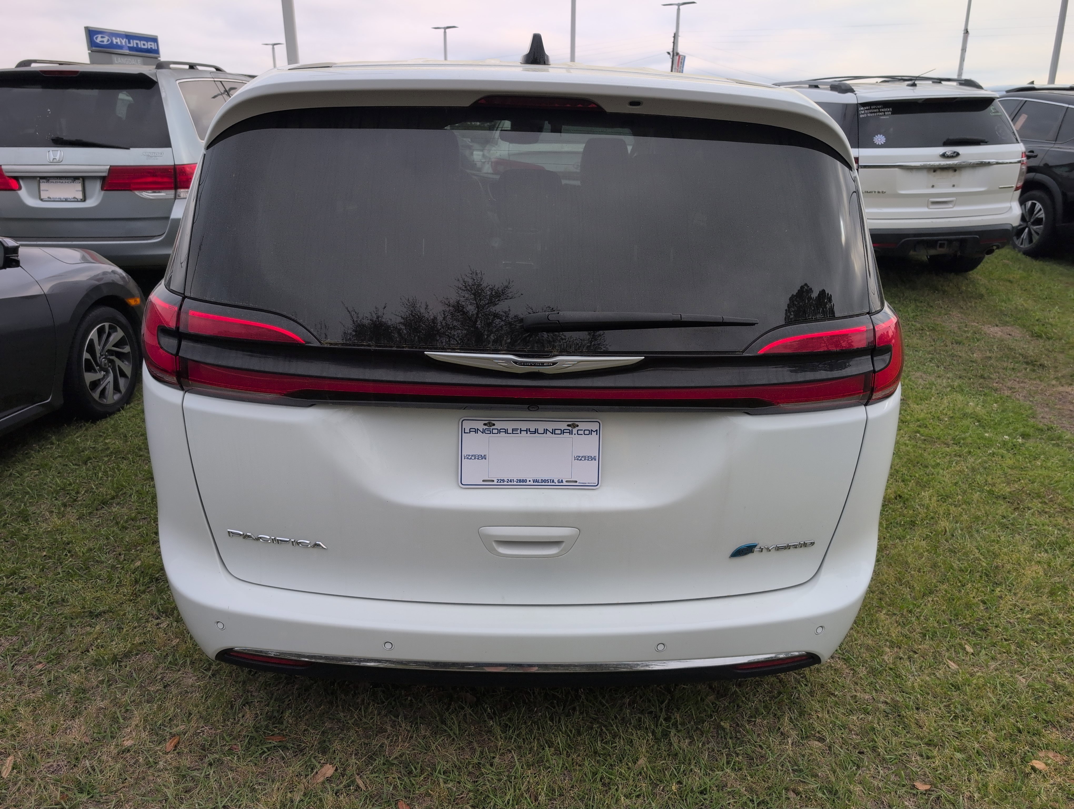 Used 2024 Chrysler Pacifica Select image 3