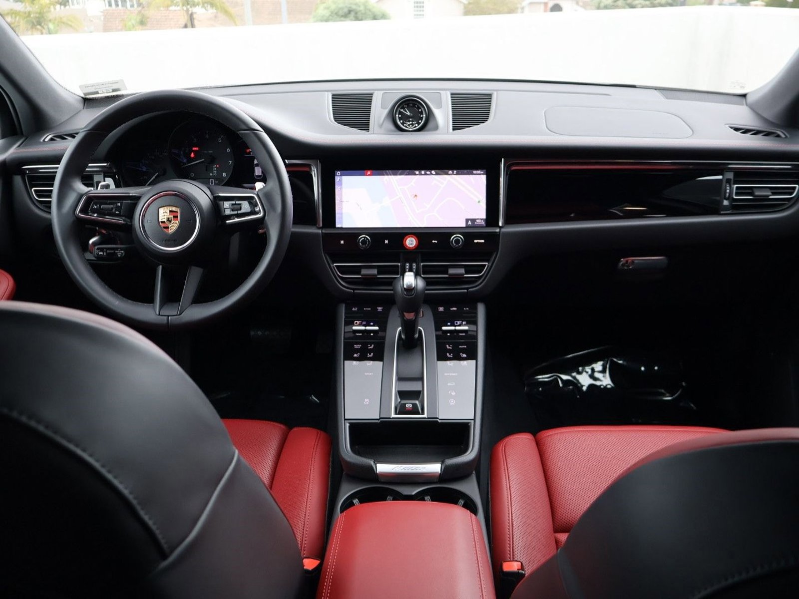 Certified 2025 Porsche Macan AWD/4WD image 20