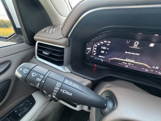 Used 2023 GMC Yukon XL Denali AWD/4WD image 12