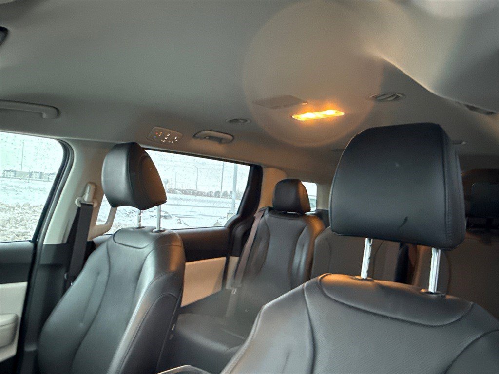 Used 2022 Kia Carnival LX image 17