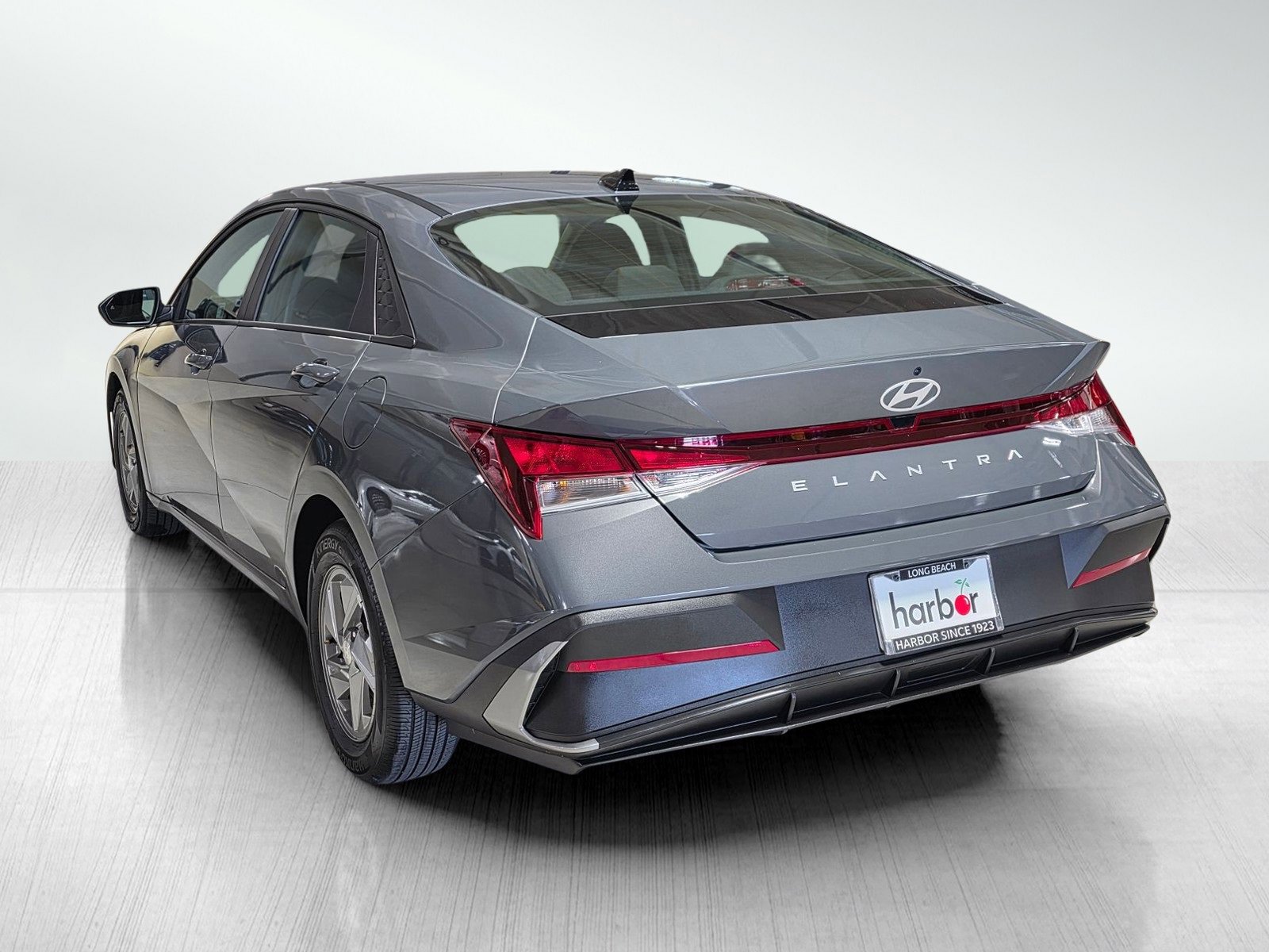 Certified 2025 Hyundai Elantra SE image 5