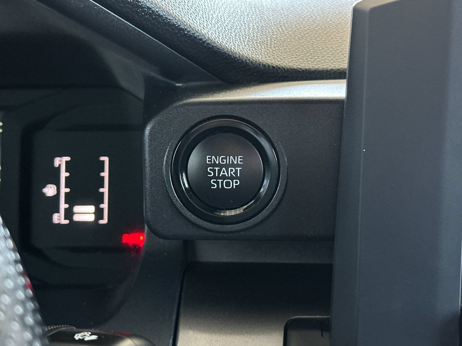 Used 2025 Toyota Tacoma SR5 AWD/4WD image 19
