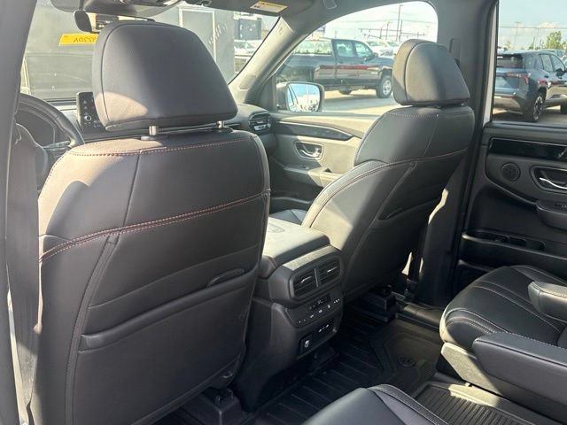 Used 2025 Honda Pilot TrailSport image 25