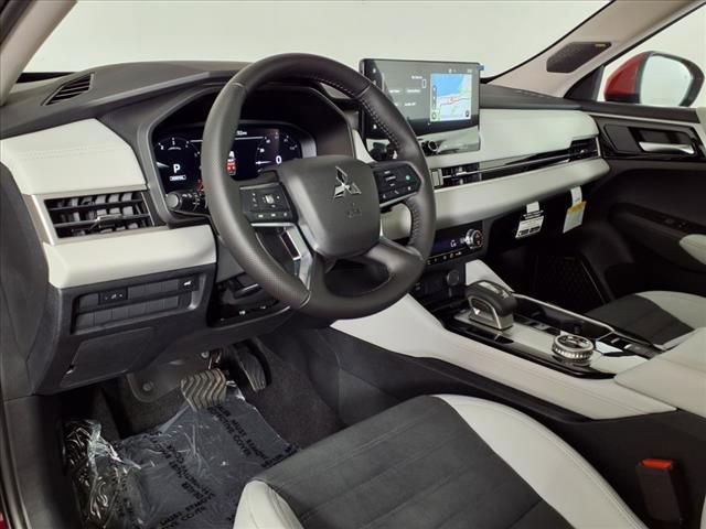 Used 2025 Mitsubishi Outlander SE image 15