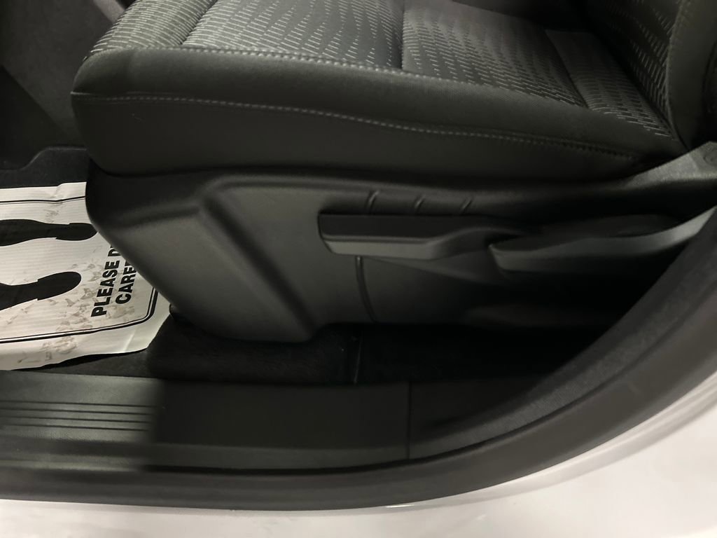 Used 2025 Chevrolet Equinox LT w/ Safety and Technology Package image 13