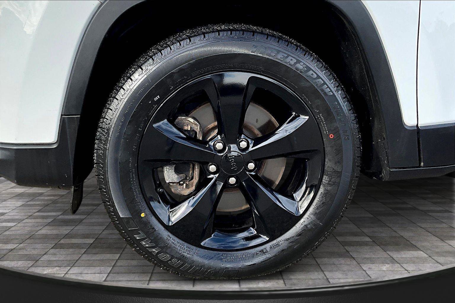 Used 2022 Jeep Cherokee Limited image 25