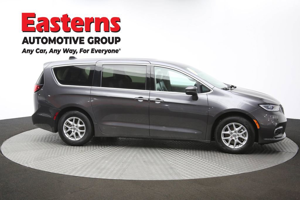 Used 2023 Chrysler Pacifica Touring-L image 47