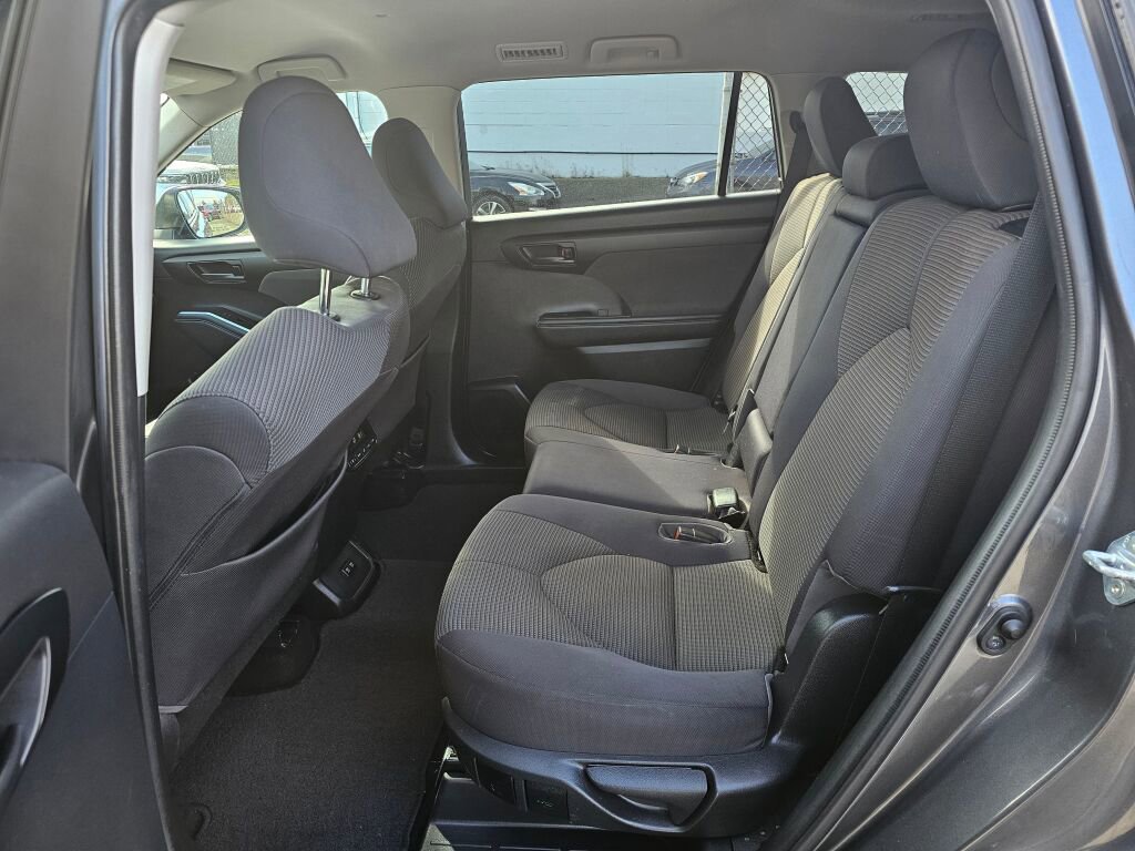 Used 2021 Toyota Highlander LE image 15