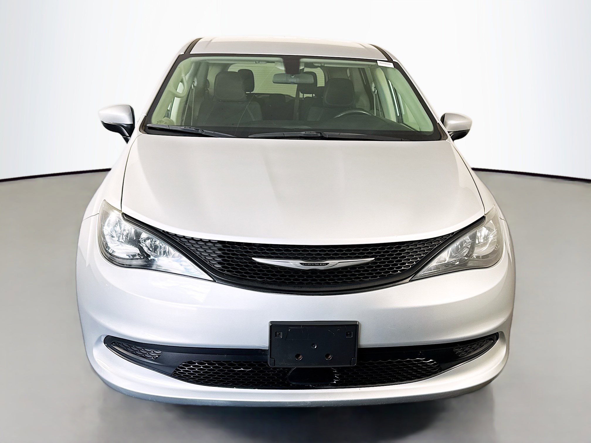 Used 2022 Chrysler Voyager LX FWD image 2
