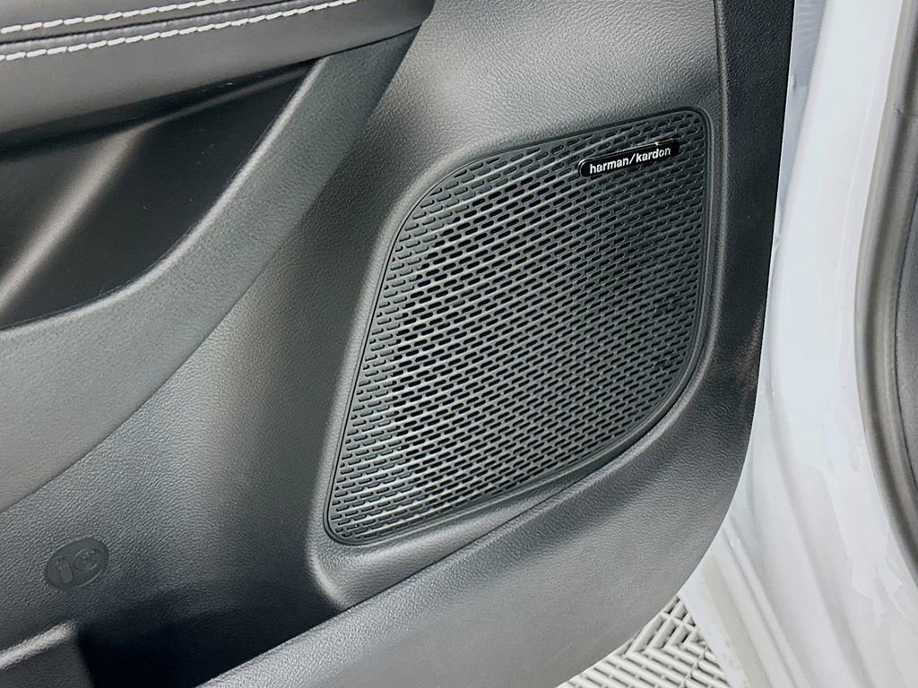 New 2026 Chrysler Pacifica Limited w/ Uconnect Theater Family Group image 24