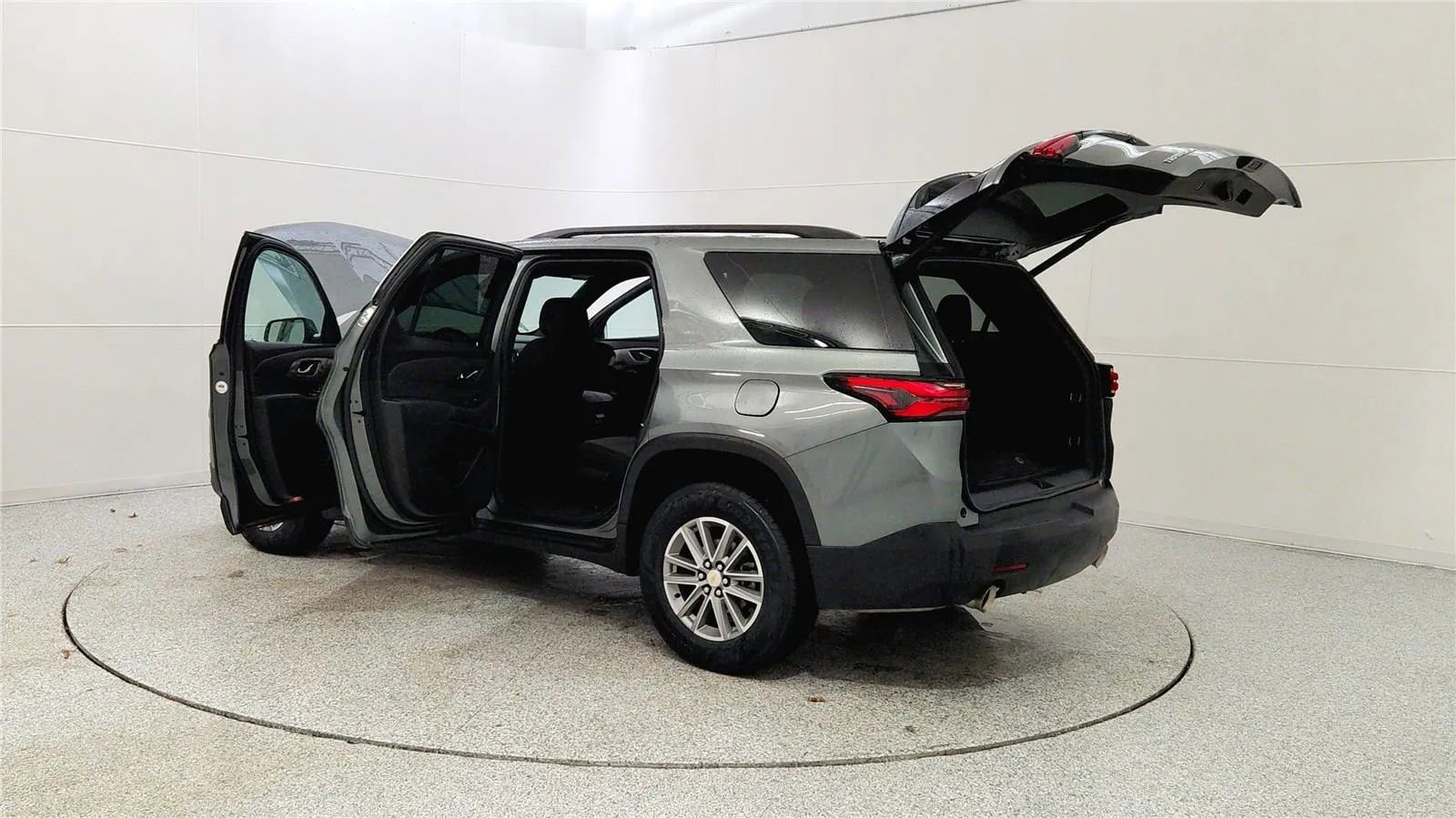 Used 2023 Chevrolet Traverse LT image 11