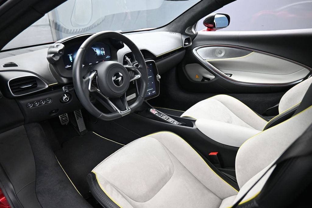 Used 2024 McLaren Artura RWD image 4