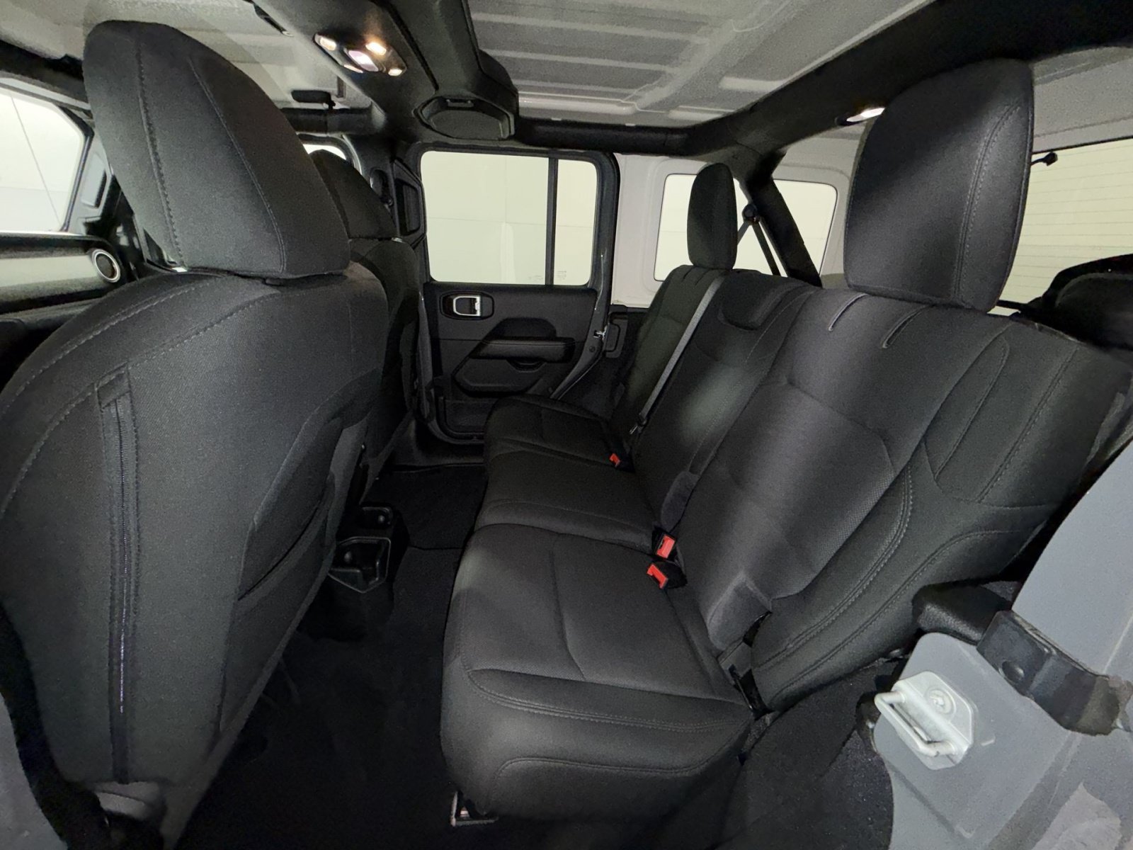 Used 2020 Jeep Wrangler Unlimited Sahara AWD/4WD image 31