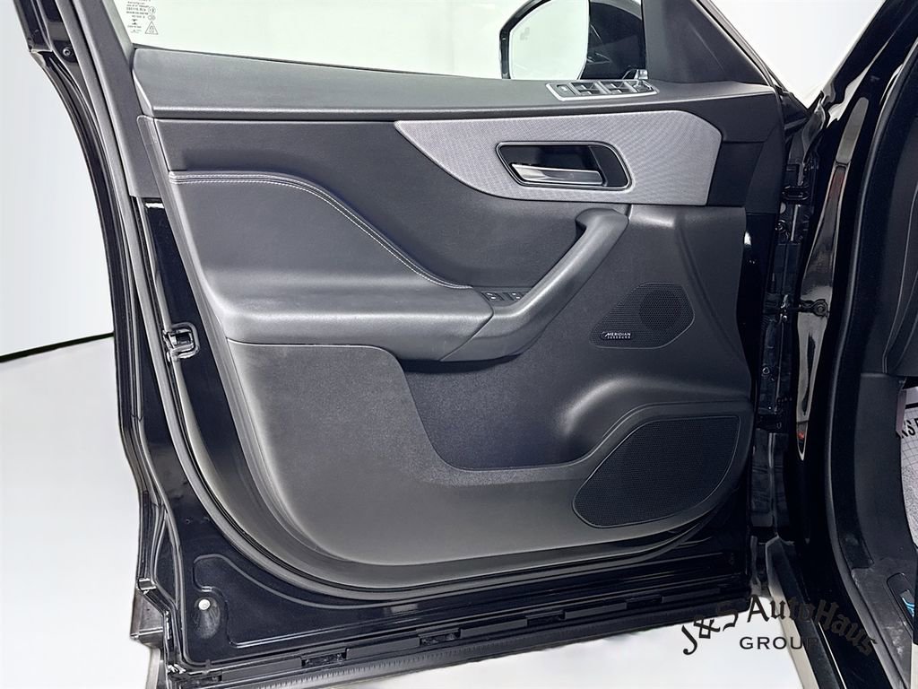 Used 2020 Jaguar F-PACE SVR image 22