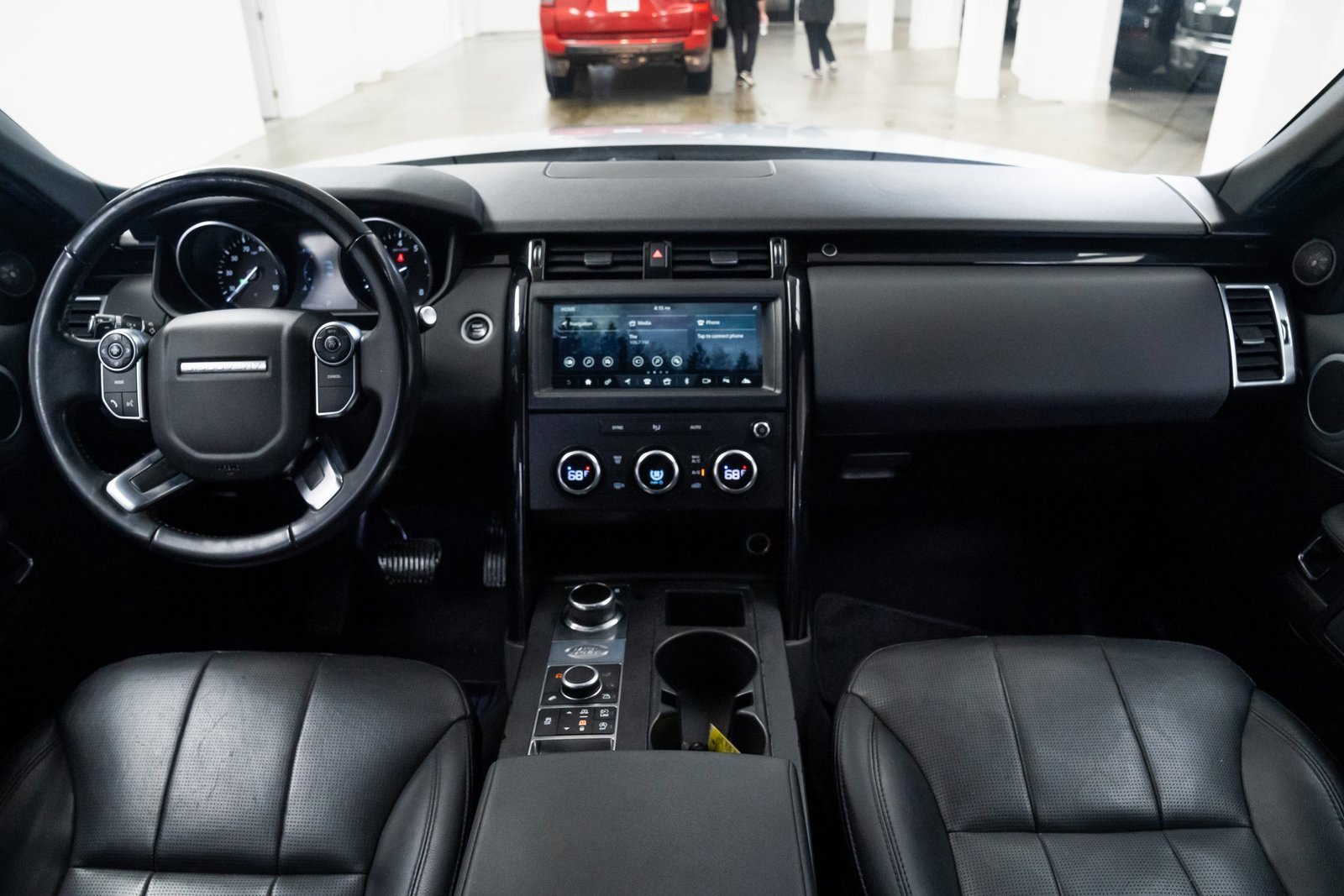 Used 2018 Land Rover Discovery SE image 9