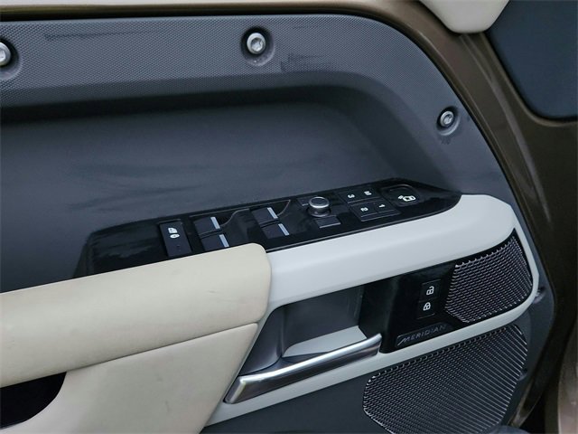 Used 2020 Land Rover Defender 110 SE image 19