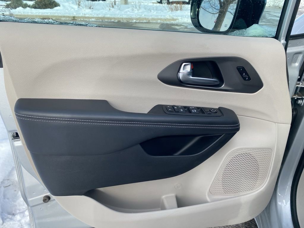 Used 2024 Chrysler Pacifica Touring-L image 8
