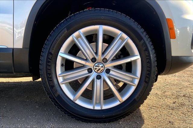 Used 2012 Volkswagen Tiguan SE image 9