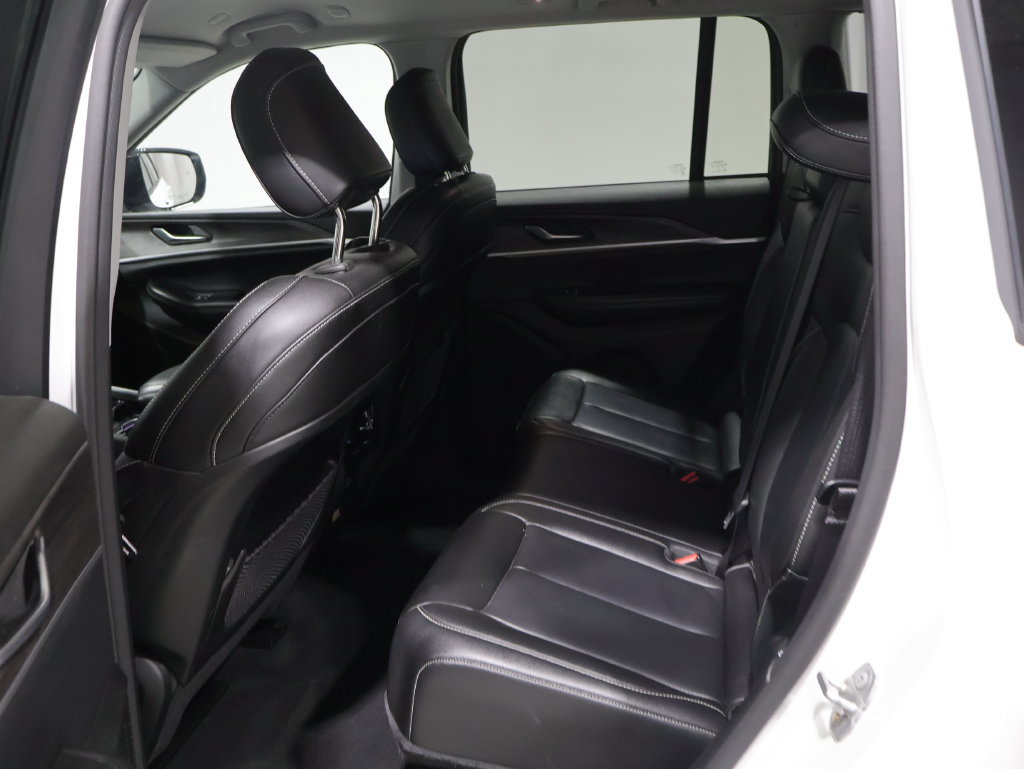 Used 2023 Jeep Grand Cherokee Limited w/ Black Appearance Package AWD/4WD image 17