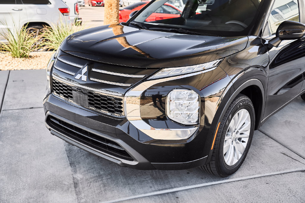 Used 2025 Mitsubishi Outlander ES FWD image 6