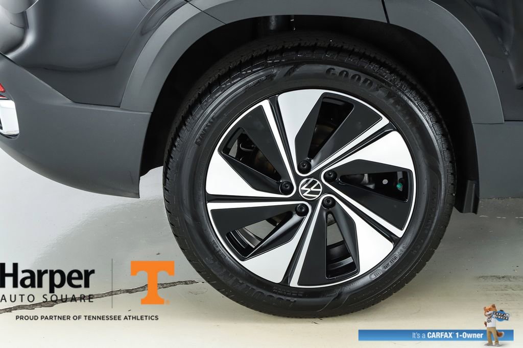 Used 2025 Volkswagen Taos SE w/ Panoramic Sunroof Package AWD/4WD image 13