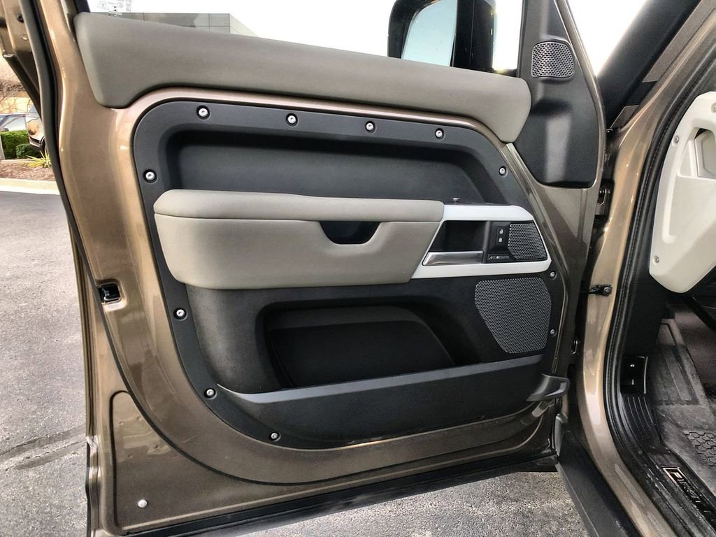 Used 2020 Land Rover Defender 110 First Edition image 21