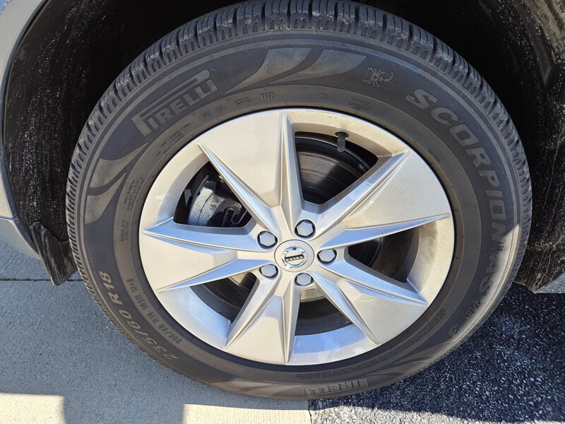 Used 2022 Volvo XC60 B5 Momentum AWD/4WD image 9