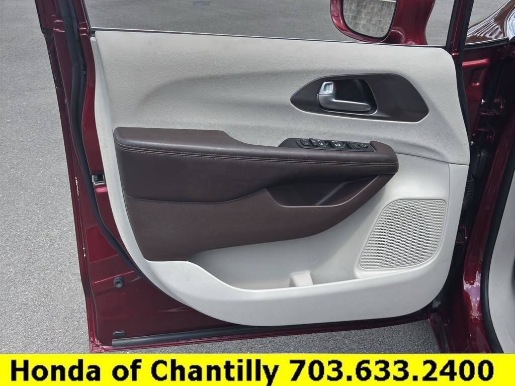 Used 2017 Chrysler Pacifica Touring-L w/ Tire & Wheel Group FWD image 19