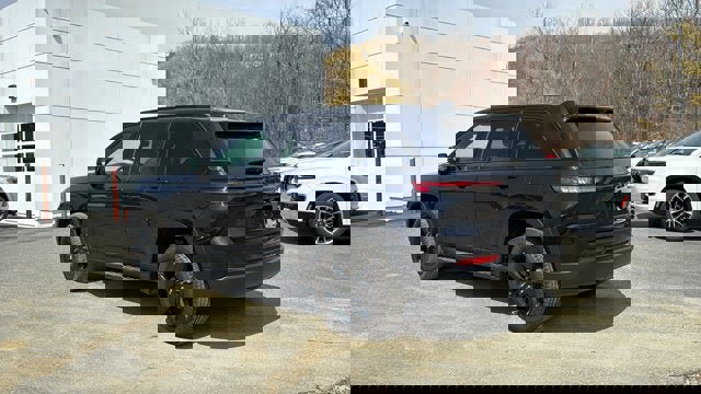 Certified 2024 Jeep Grand Cherokee Limited w/ Luxury Tech Group II image 8