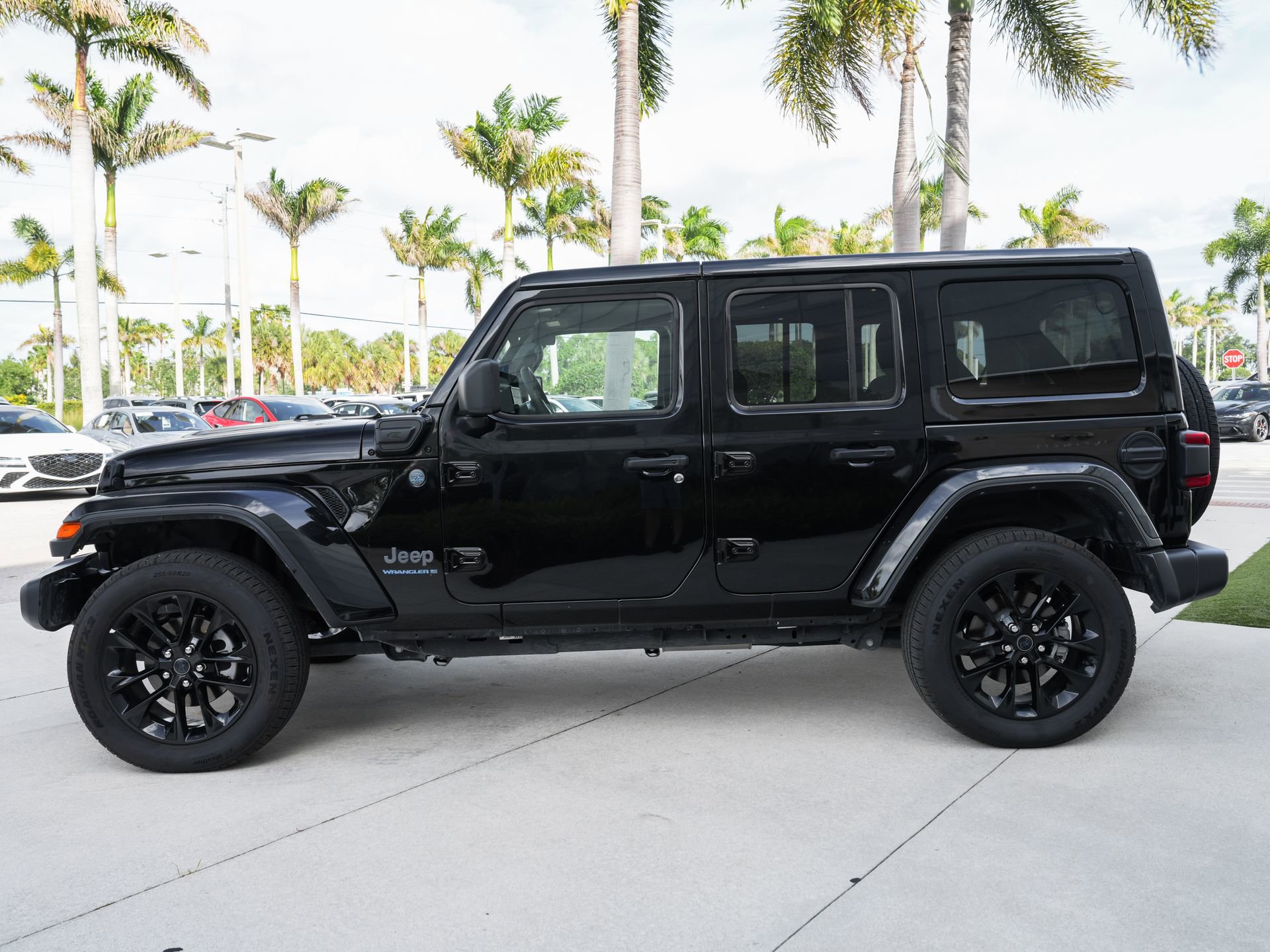 Used 2025 Jeep Wrangler Unlimited Sahara w/ Safety Group AWD/4WD image 7