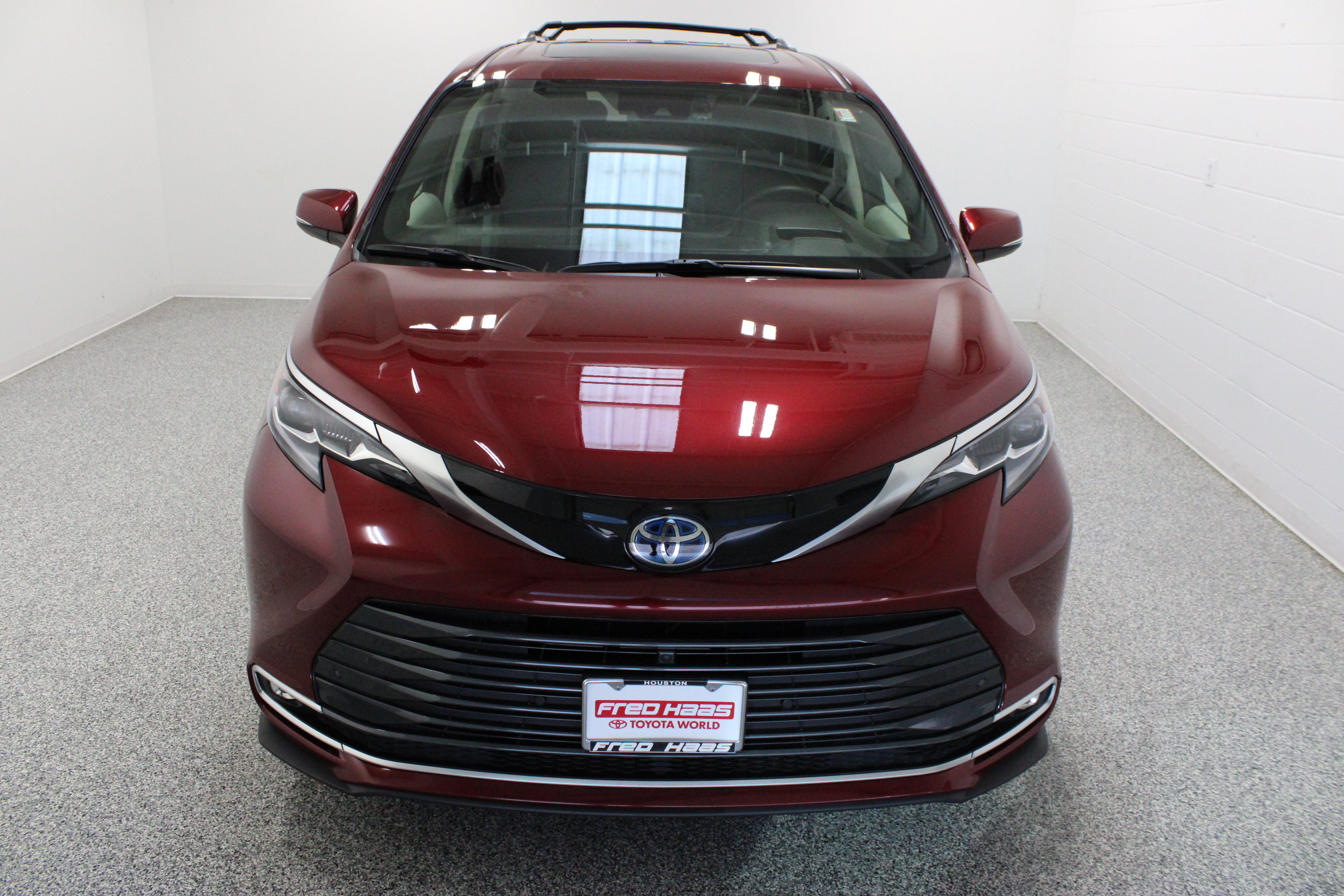 Used 2024 Toyota Sienna Platinum FWD image 3