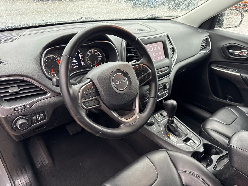 Used 2021 Jeep Cherokee Latitude Plus AWD/4WD image 2