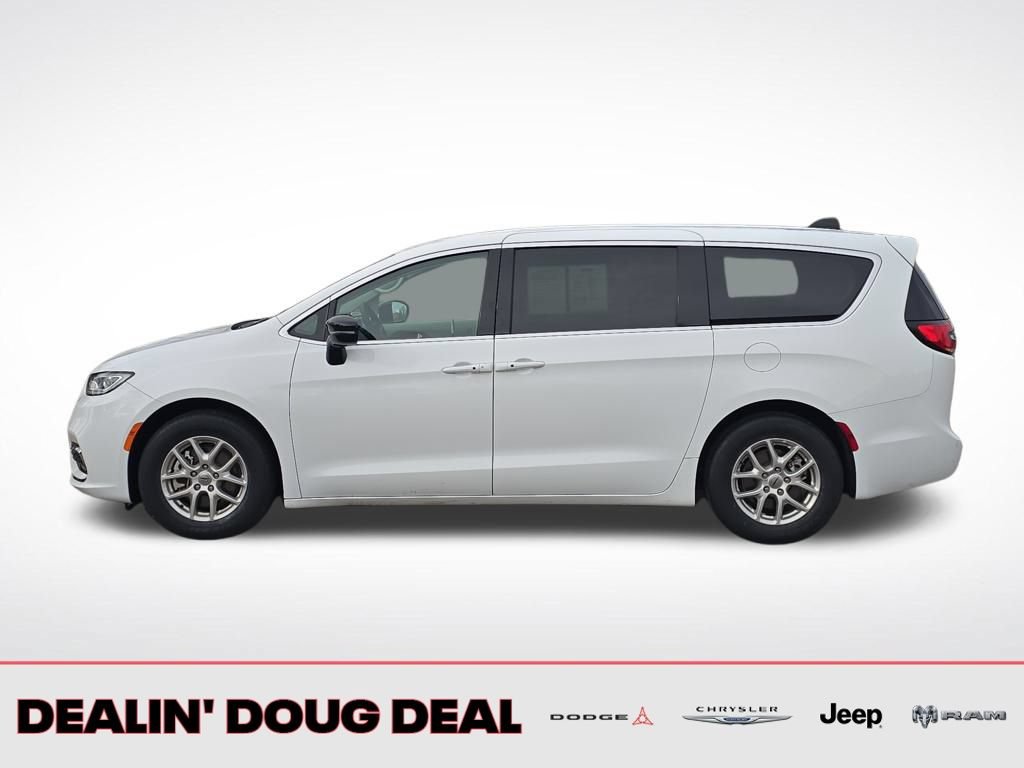 Used 2024 Chrysler Pacifica Touring-L FWD image 2
