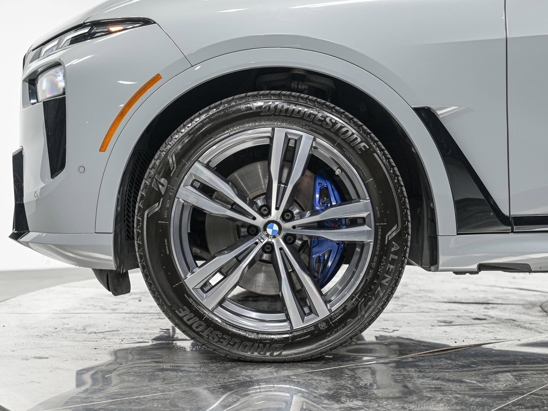 Used 2023 BMW X7 xDrive40i w/ M Sport Package image 3