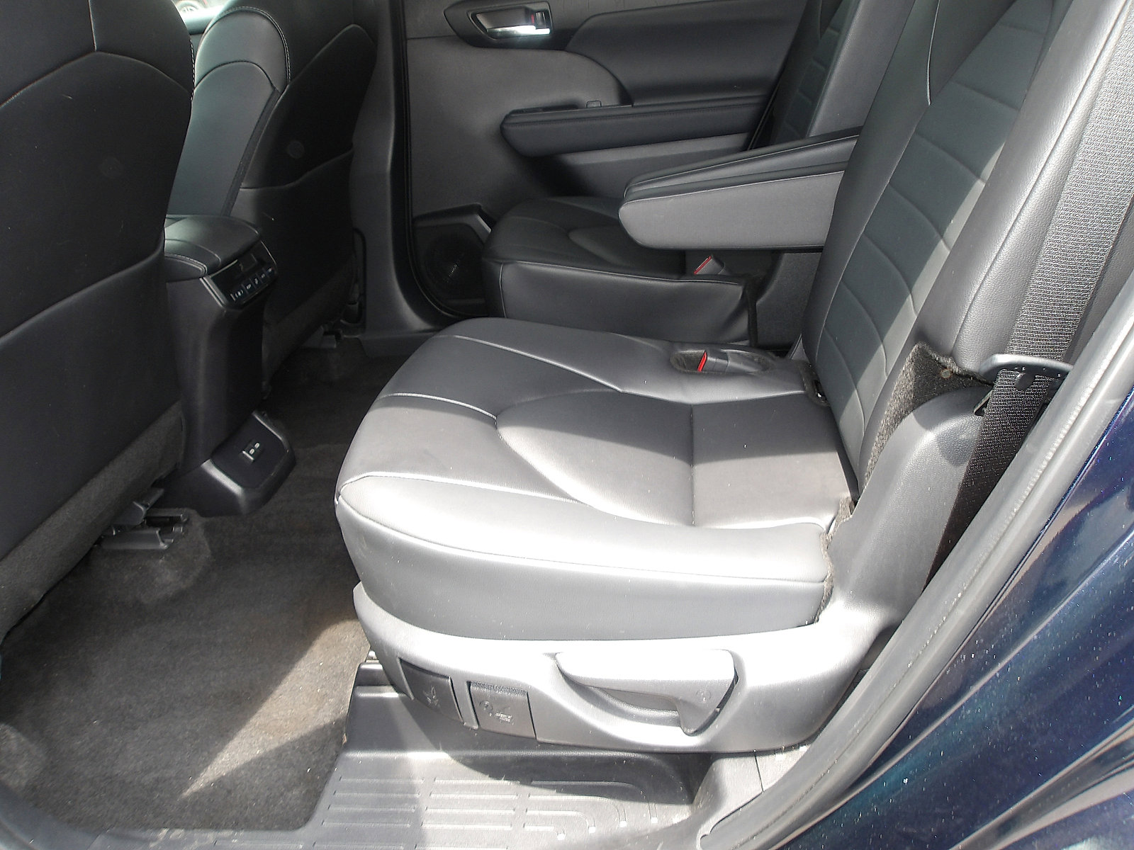 Used 2024 Toyota Highlander AWD image 15