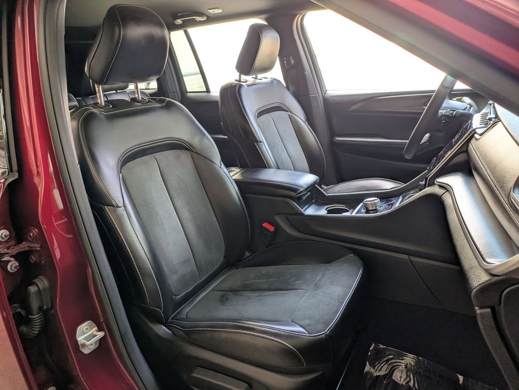 Used 2025 Jeep Grand Cherokee Altitude AWD/4WD image 28