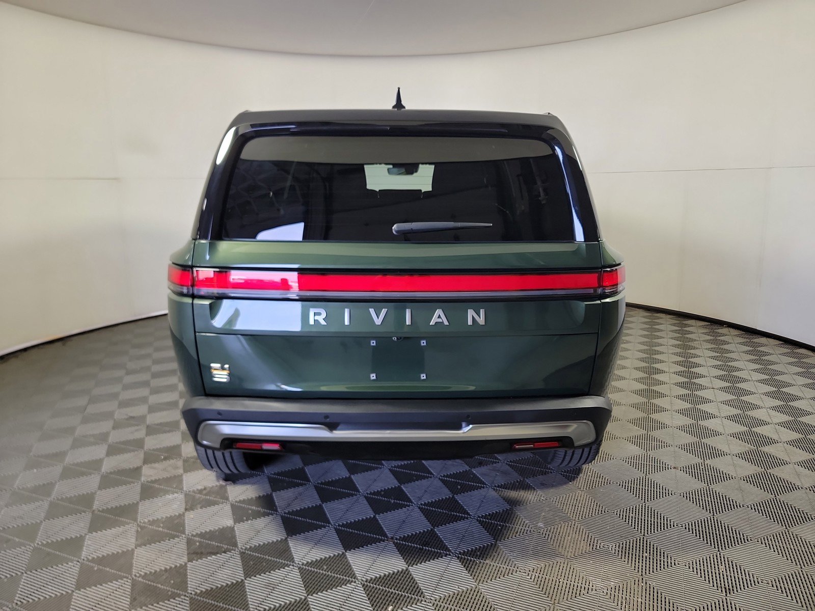 Used 2024 Rivian R1S Adventure AWD/4WD image 4