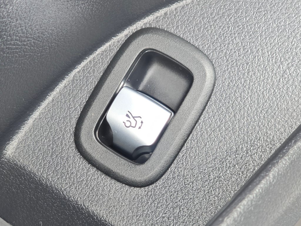 Used 2025 Mercedes-Benz GLC 300 4MATIC image 36