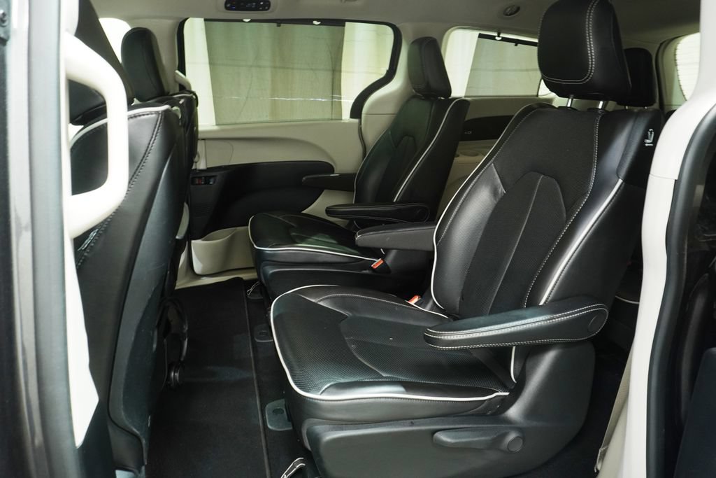 Used 2021 Chrysler Pacifica Limited w/ Uconnect Theater Family Group FWD image 16