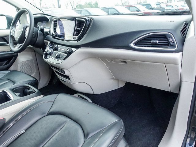 Used 2023 Chrysler Pacifica Touring-L FWD image 14